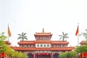 娱乐资讯编辑部大屏前整理线索时间线的工作场景