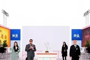 《雾港来信》雨夜片场争执戏份的画面截取