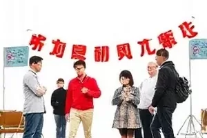 《零号观众》空剧场座位与舞台灯