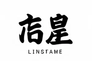 《长夜灯火》年代街景中主角回望的剧照