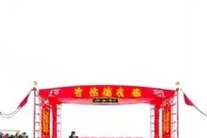 《第七次谢幕》舞台侧幕与追光画面